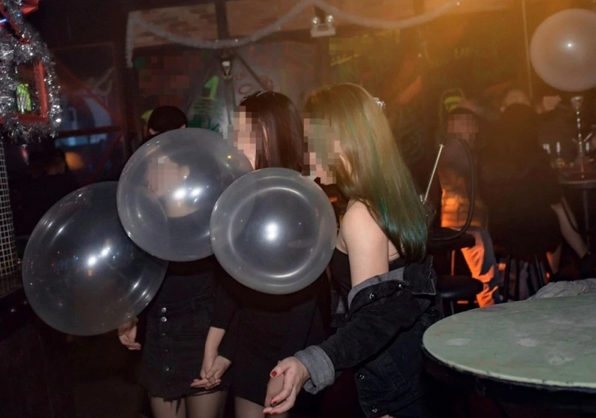 “Bóng cười” – Khoái cảm ngắn, di chứng dài: Khi niềm vui biến thành tổn thương não